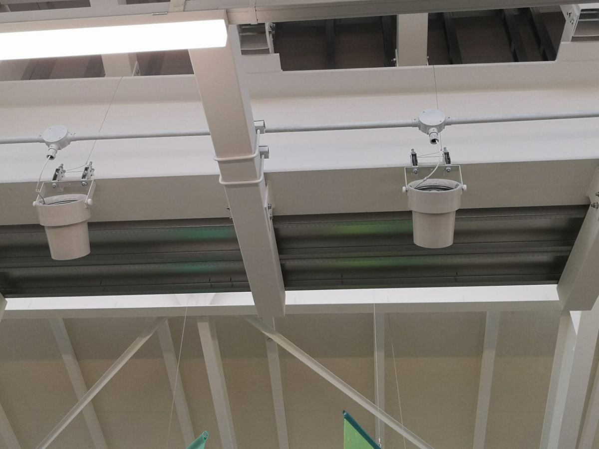 天井から吊り下げたエコシルフィ（大阪府堺市の事例）